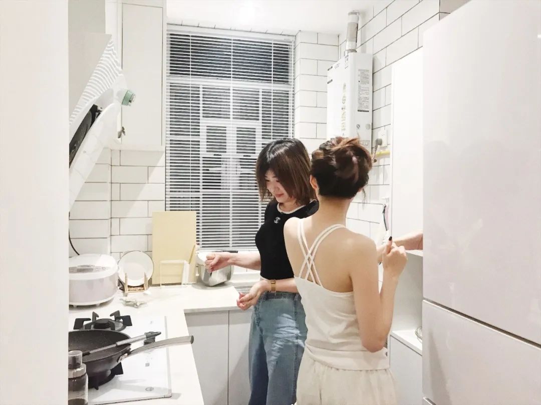 40平蜗居家装效果图,小户型卧室房间放浴缸设计