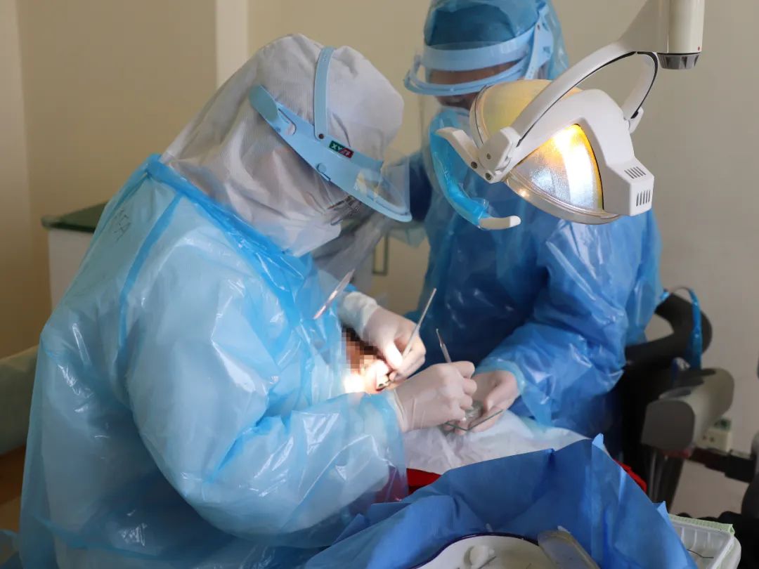 一岁小孩磕断两颗门牙有啥说法吗,两小孩无意碰撞牙齿磕断