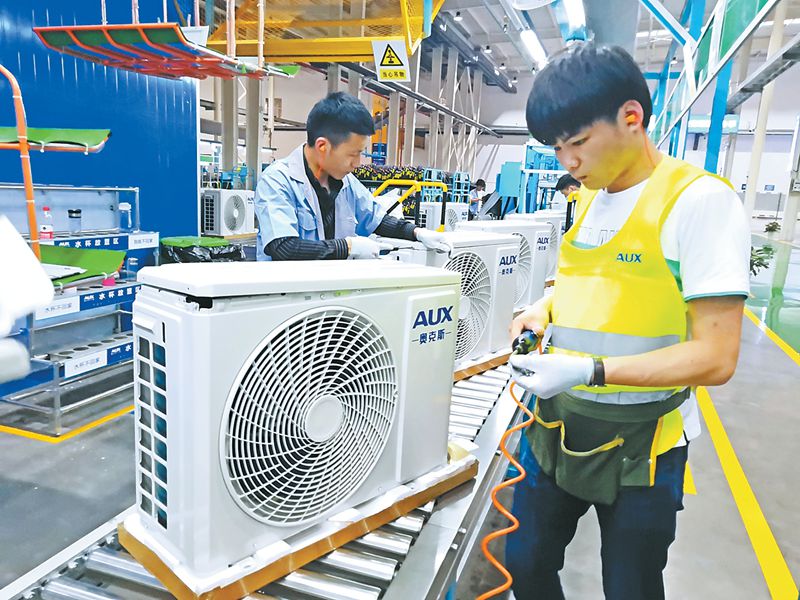 每天十几个车排队装货,每天很多车有序地等待发货