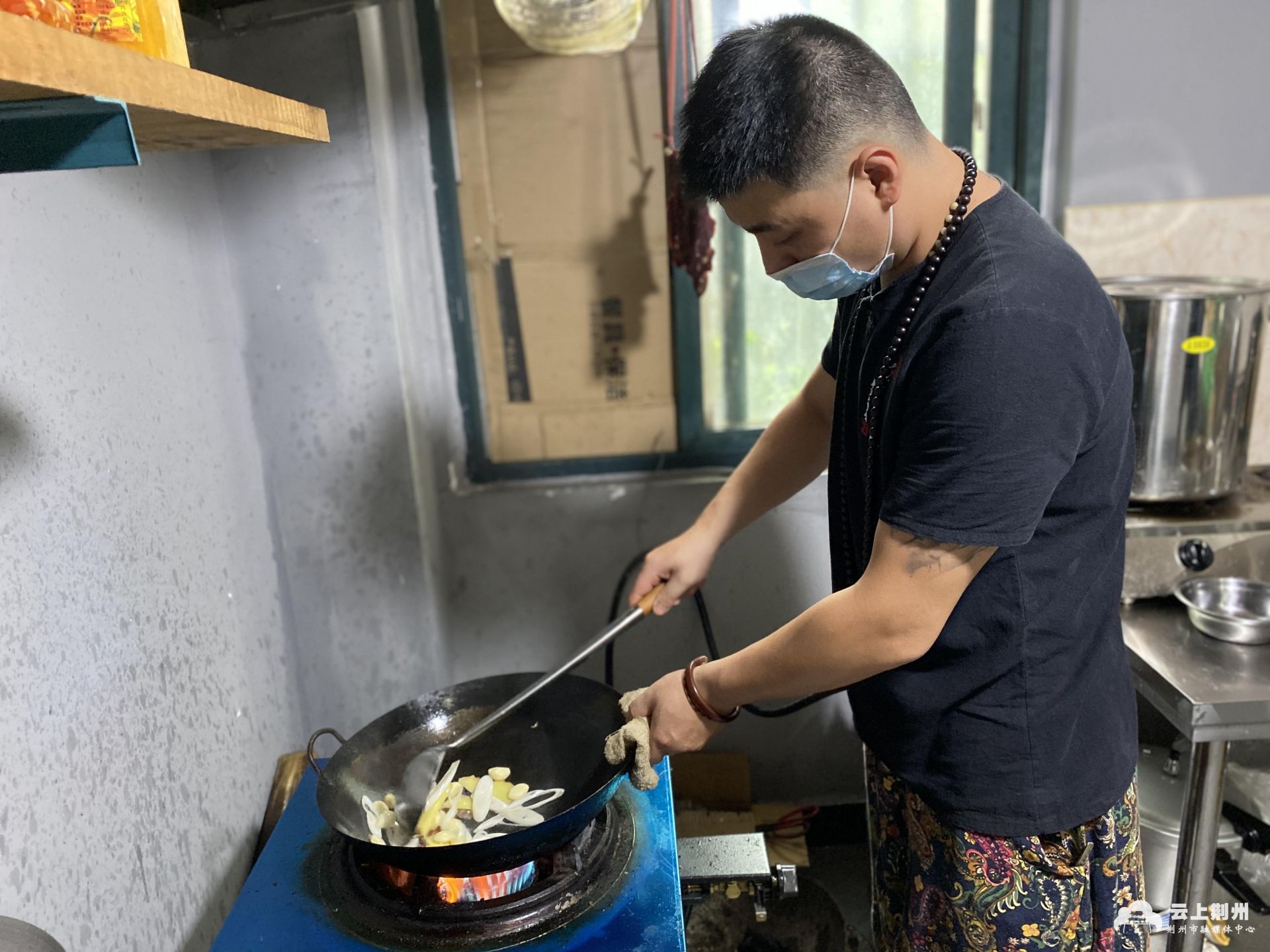 瞄准商机在荆州开店这名傣家妹子不简单