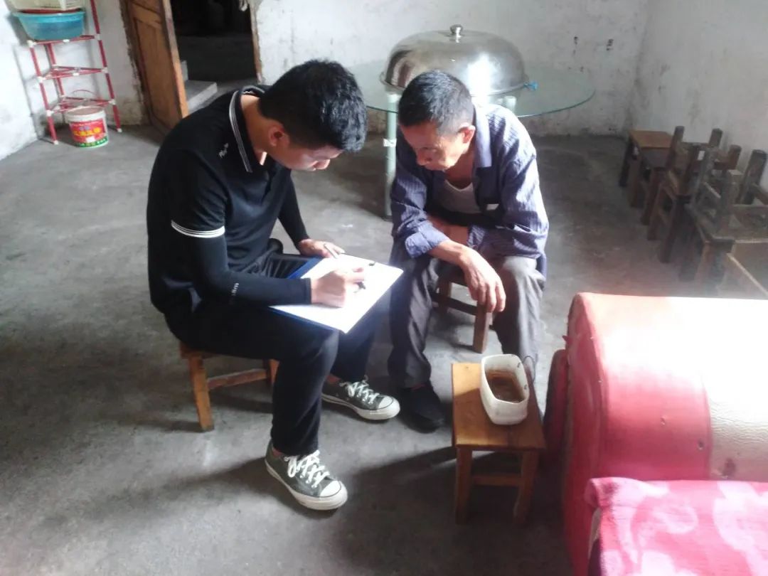 茂兰有个姚站长，脱贫群众说：我要给他鼓个掌