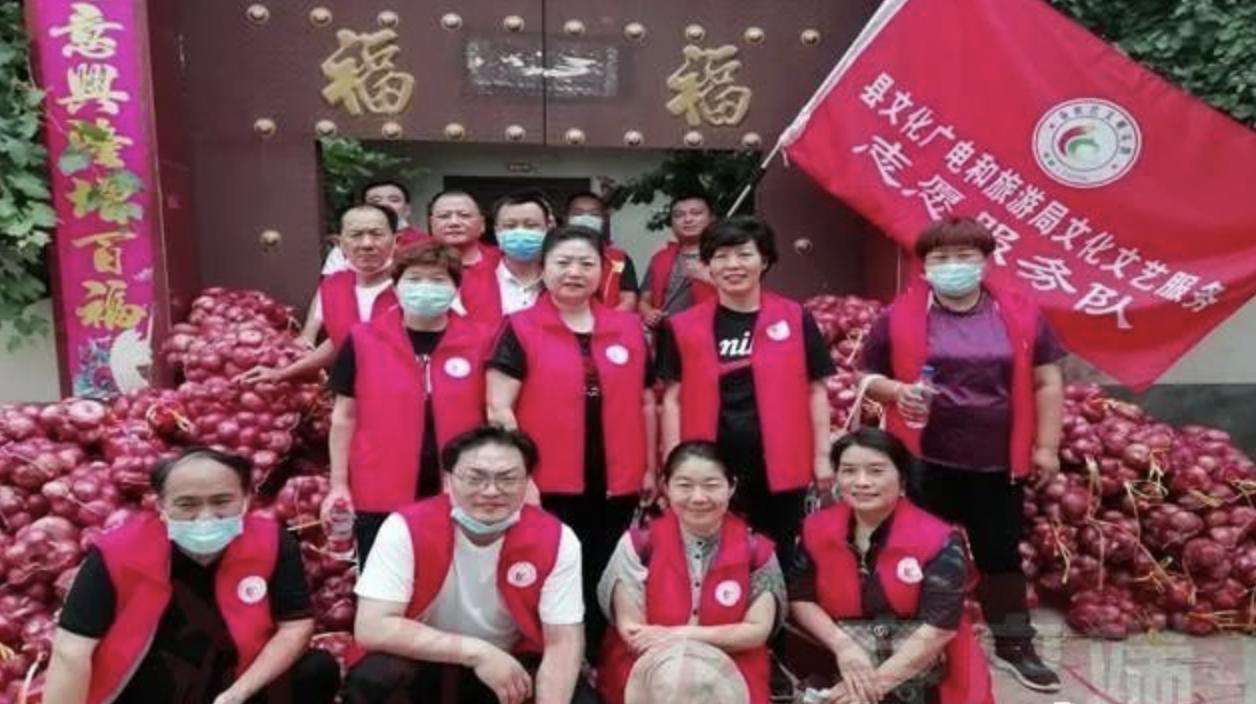 洋葱滞销买万斤赠市民,500吨洋葱滞销农民急盼销路