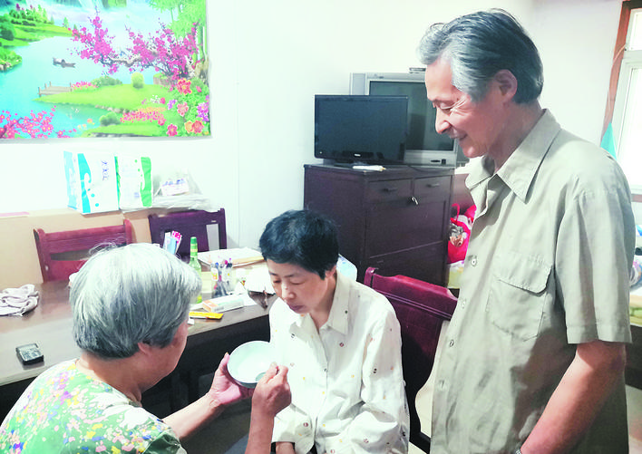 4岁女儿照顾全瘫父亲22年无怨无悔,照顾体弱多病的母亲