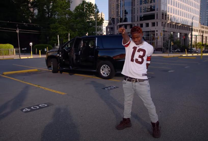 杰伦黑丝绸，TS天价AF1，近期MV中的“私藏热爱”各不相同