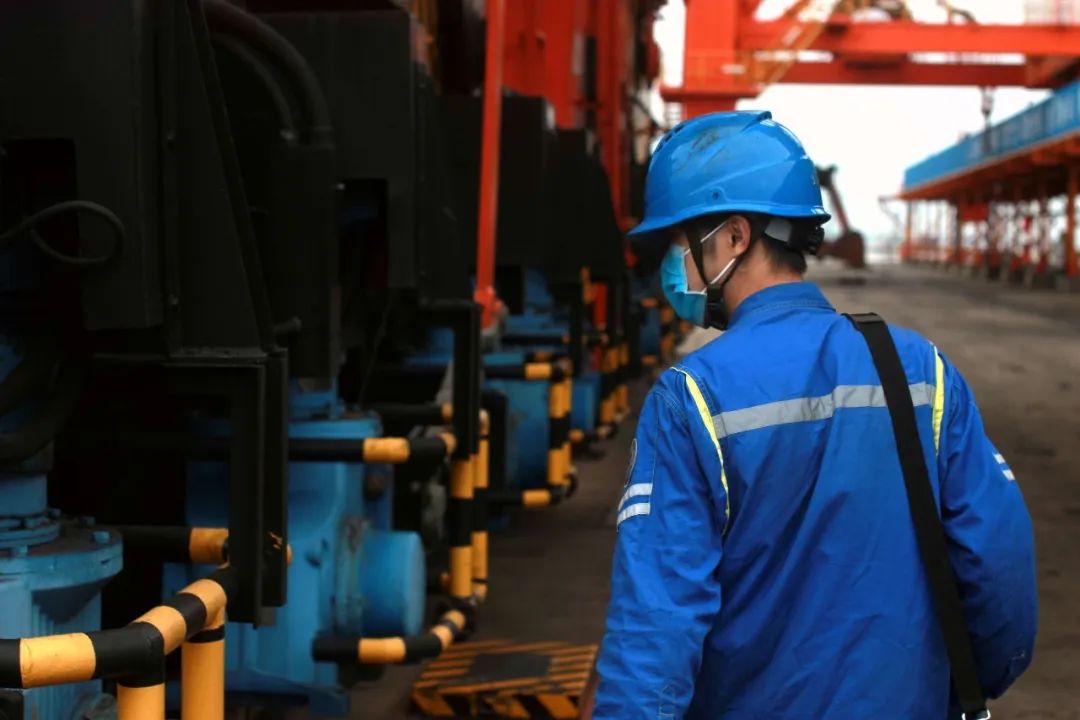 用心“抓”好每一斗煤！走近国投钦州港“全能操作能手”