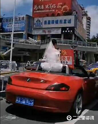 四名新娘坐敞篷车被罚款,四个新娘坐敞篷车被罚