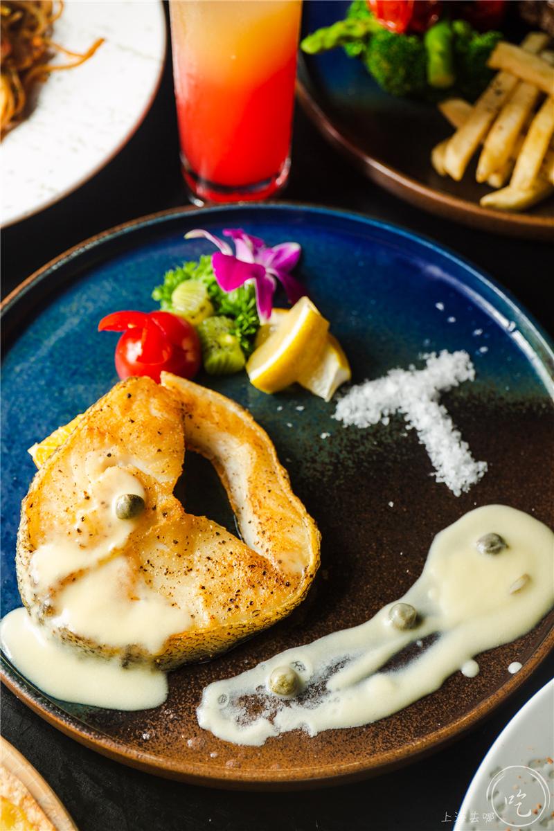 太刚了！这店居然敢开在「中国第一夜店」楼下...