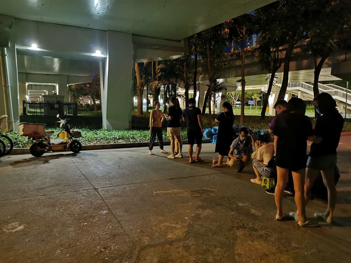 “代购、15个微信群”,只为了一口臭豆腐丨原创