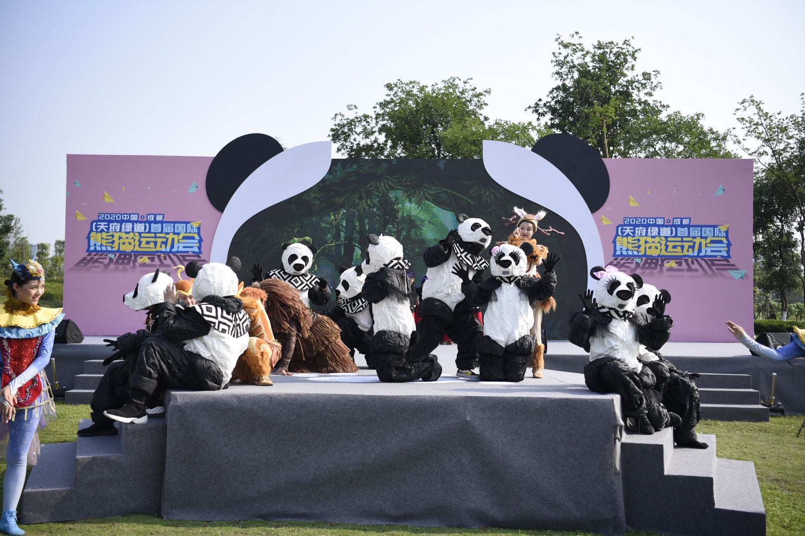 成都熊猫欢欢喜喜,成都大运会开幕式满屏都是熊猫