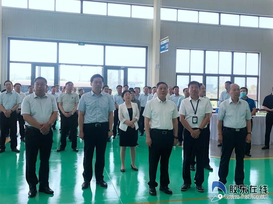 跟着干部视察工作,跟着领导们参观应该站在哪里