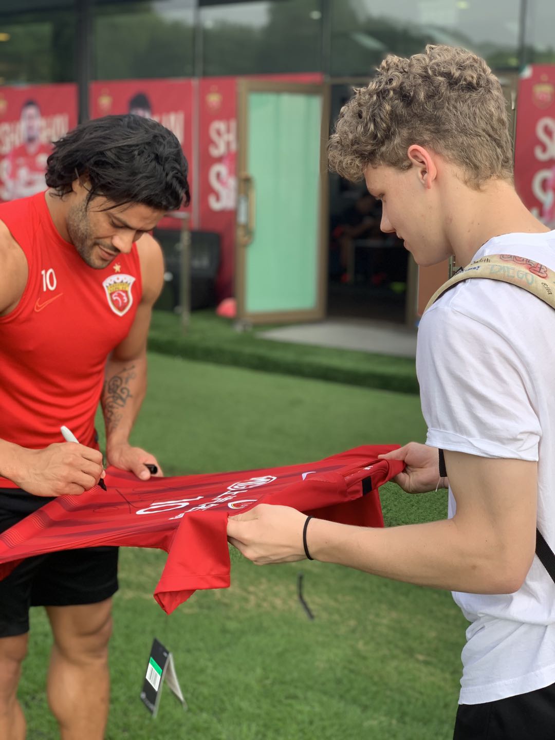 德国学生球迷也爱上港！胡尔克送签名球衣，女生们最崇拜……