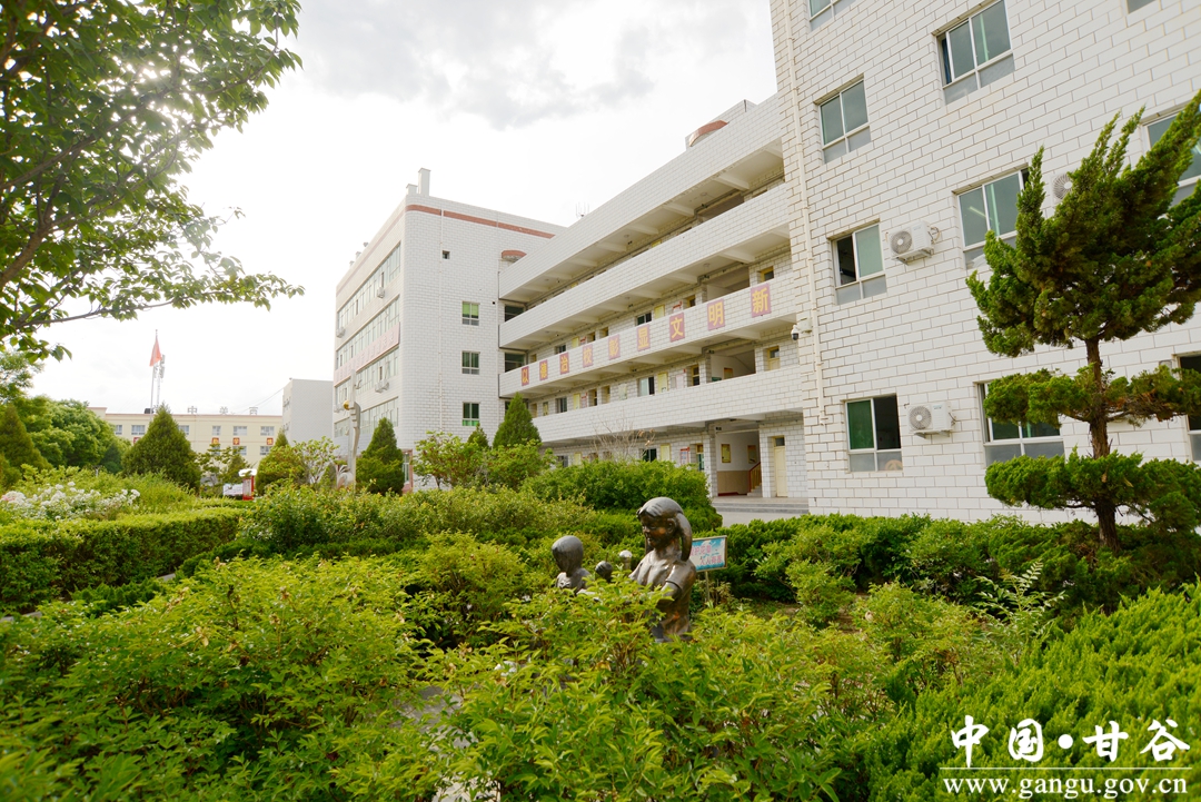 甘谷西关中学校长牛维录,努力办好群众家门口的教育