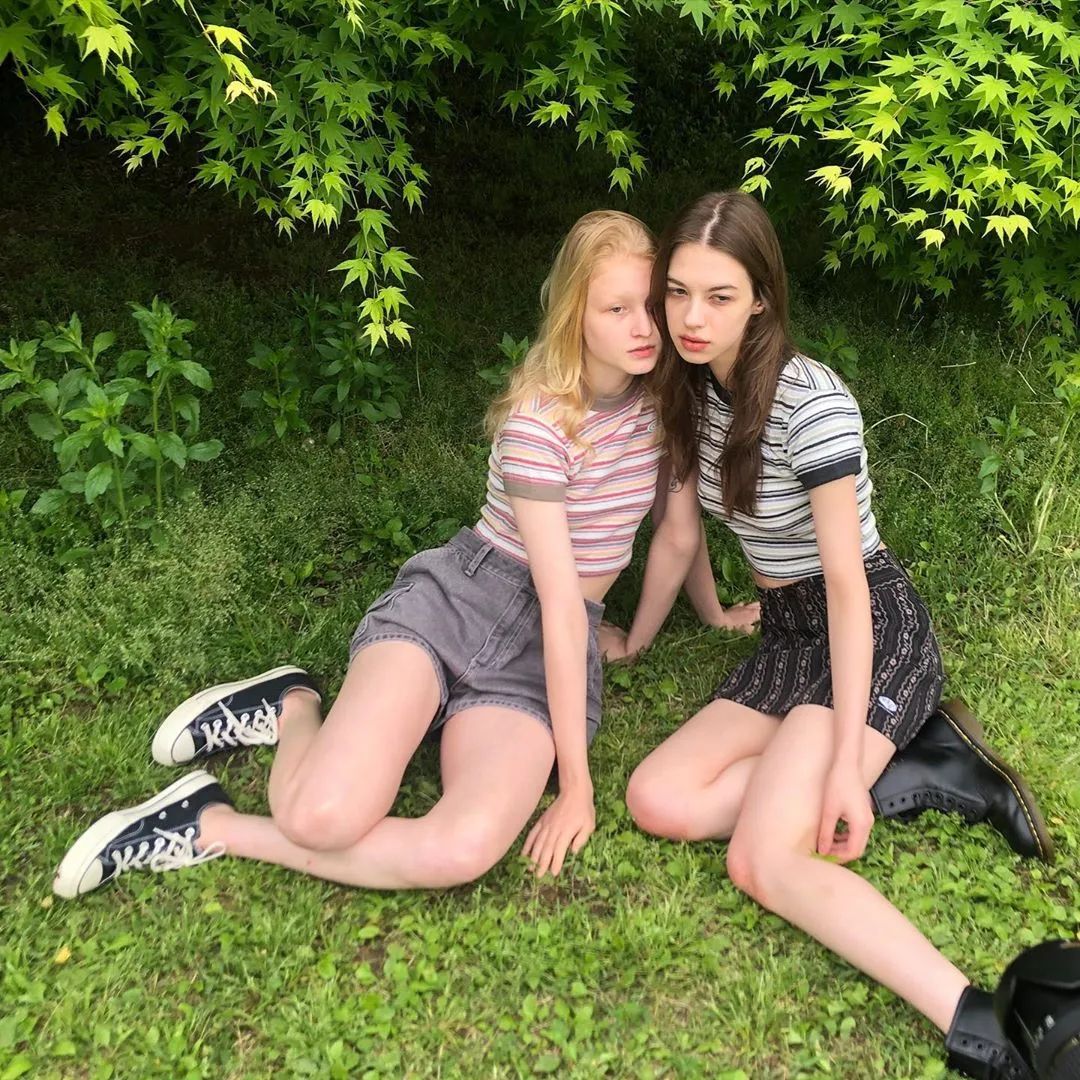 blackpink泫雅摆尾,blackpink全员观看泫雅舞台