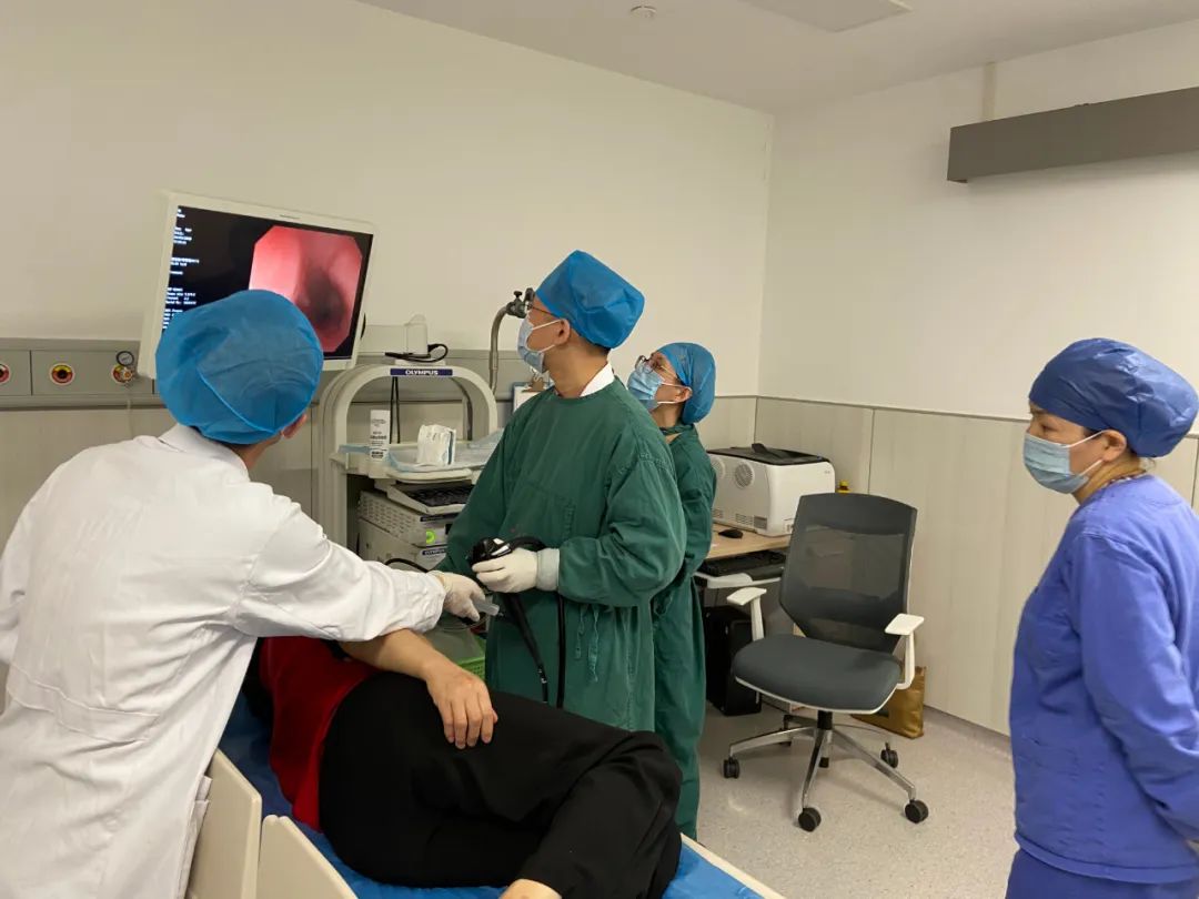 鸡骨头卡在喉咙怎么自救,鸡骨头卡在喉咙里会自己好吗