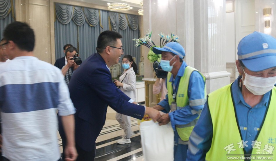 盛夏爱满天水，美好清凉之礼，恒顺阳光城·翡丽湾敬馈城市美容师