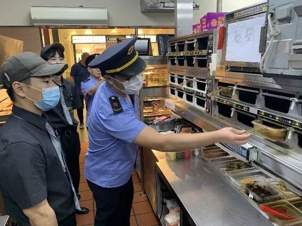 过期面包做汉堡、养海参放敌敌畏、旧袜子做毛巾……“3·15”曝光了这些企业