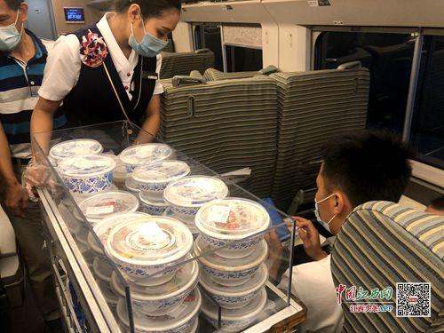 “青花瓷”盛“小碗菜”南铁首次推出江西特色列车餐