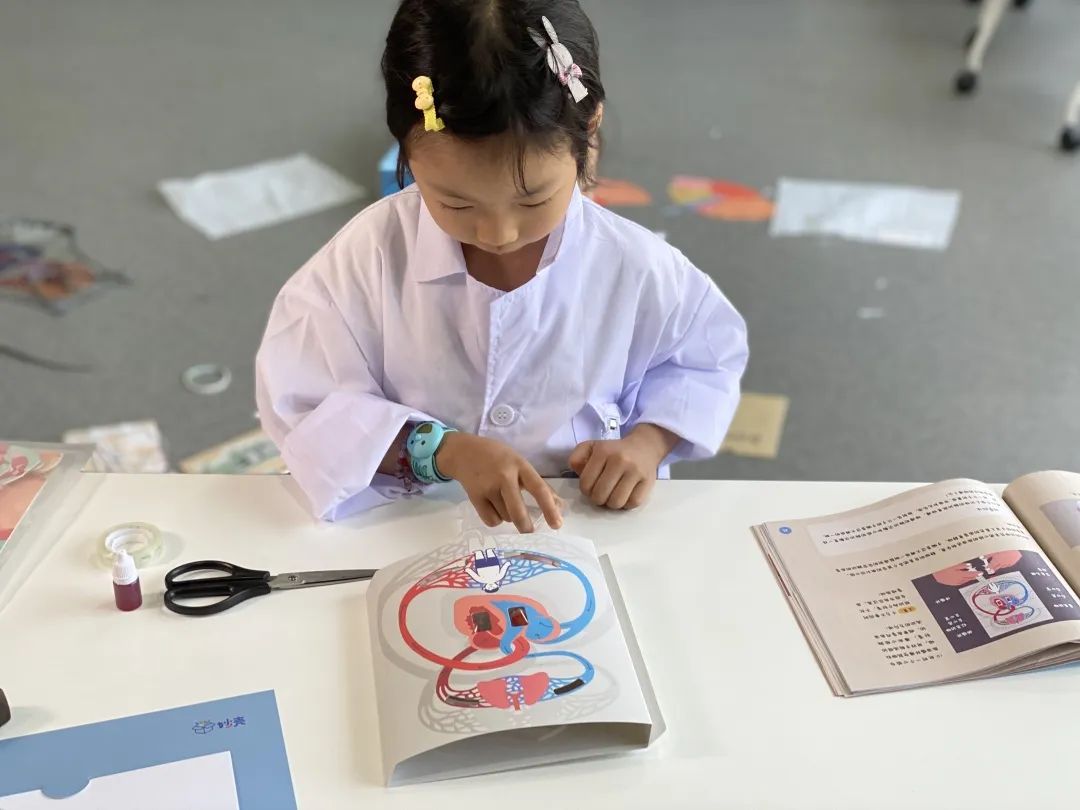 自从入了这个盒子，娃就沉迷于当医生、做手术，完全不理我