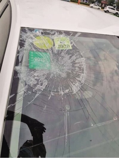 西安男子加油免费洗车车被’破相’保险公司：不在理赔范围内