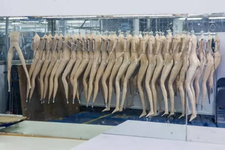 80后狠人，靠硅胶娃娃让公司上市