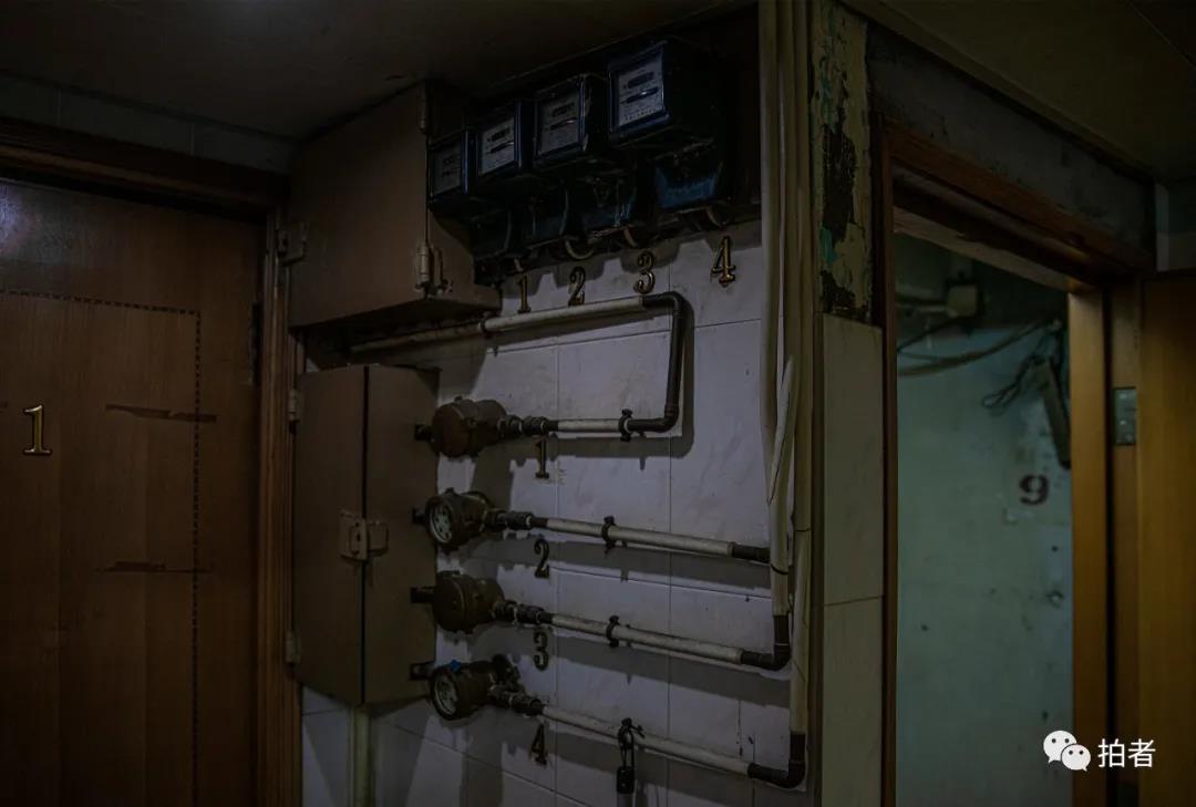 香港单亲妈妈住8平方劏房,香港深水埗劏房单亲妈妈