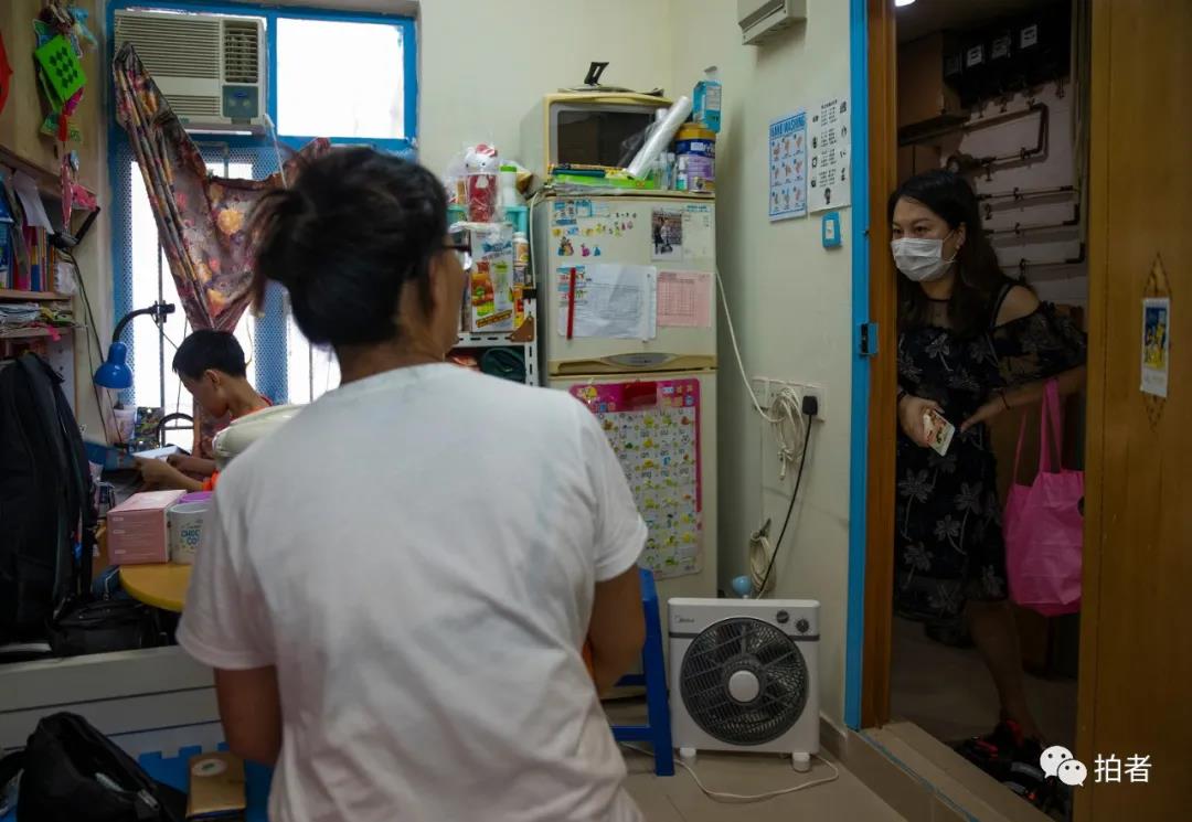 香港单亲妈妈住8平方劏房,香港深水埗劏房单亲妈妈