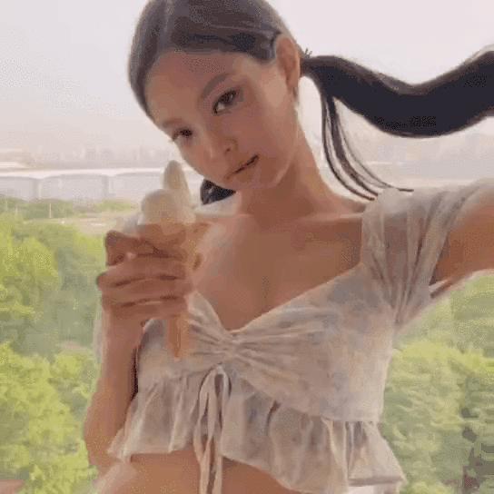 jennie黑色短裙舞台造型,jennie舞台短裙转圈