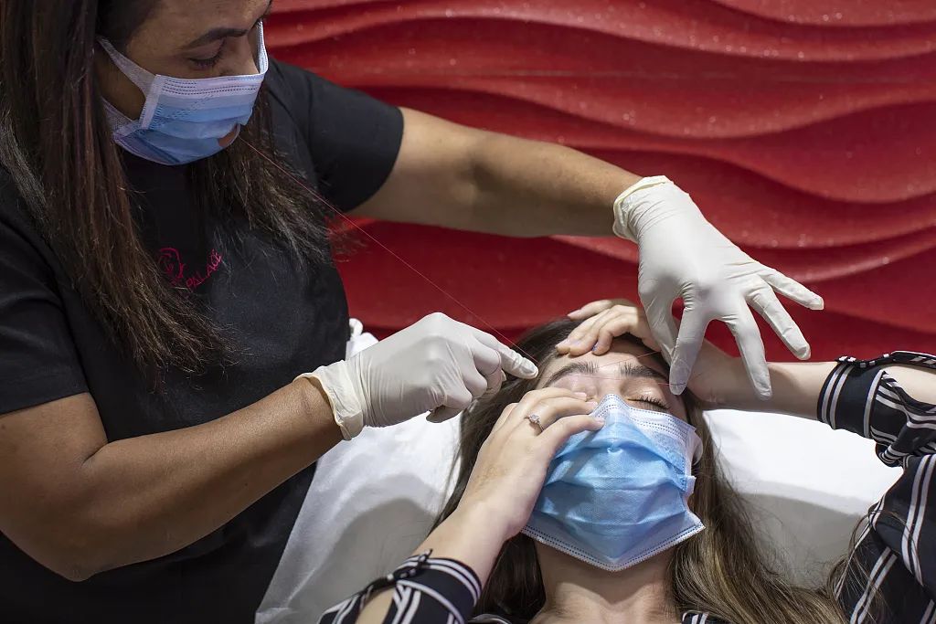 疫情期间英国流行“口罩妆”,假睫毛成热销品