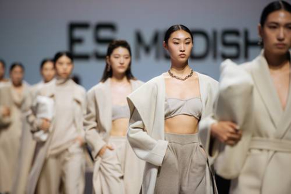 鏌犳缁胯尪鏃惰,鏌犳缁胯尪鏈嶉グ