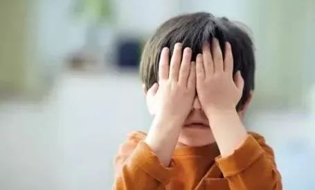 「曲靖家长必看」两熊孩子石灰打闹灼伤人，责任谁来担？