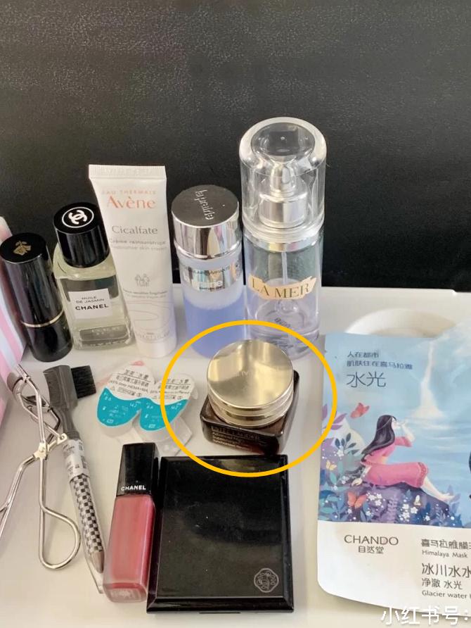 大家都在追《三十而已》，我却偷偷看了看她的化妆台