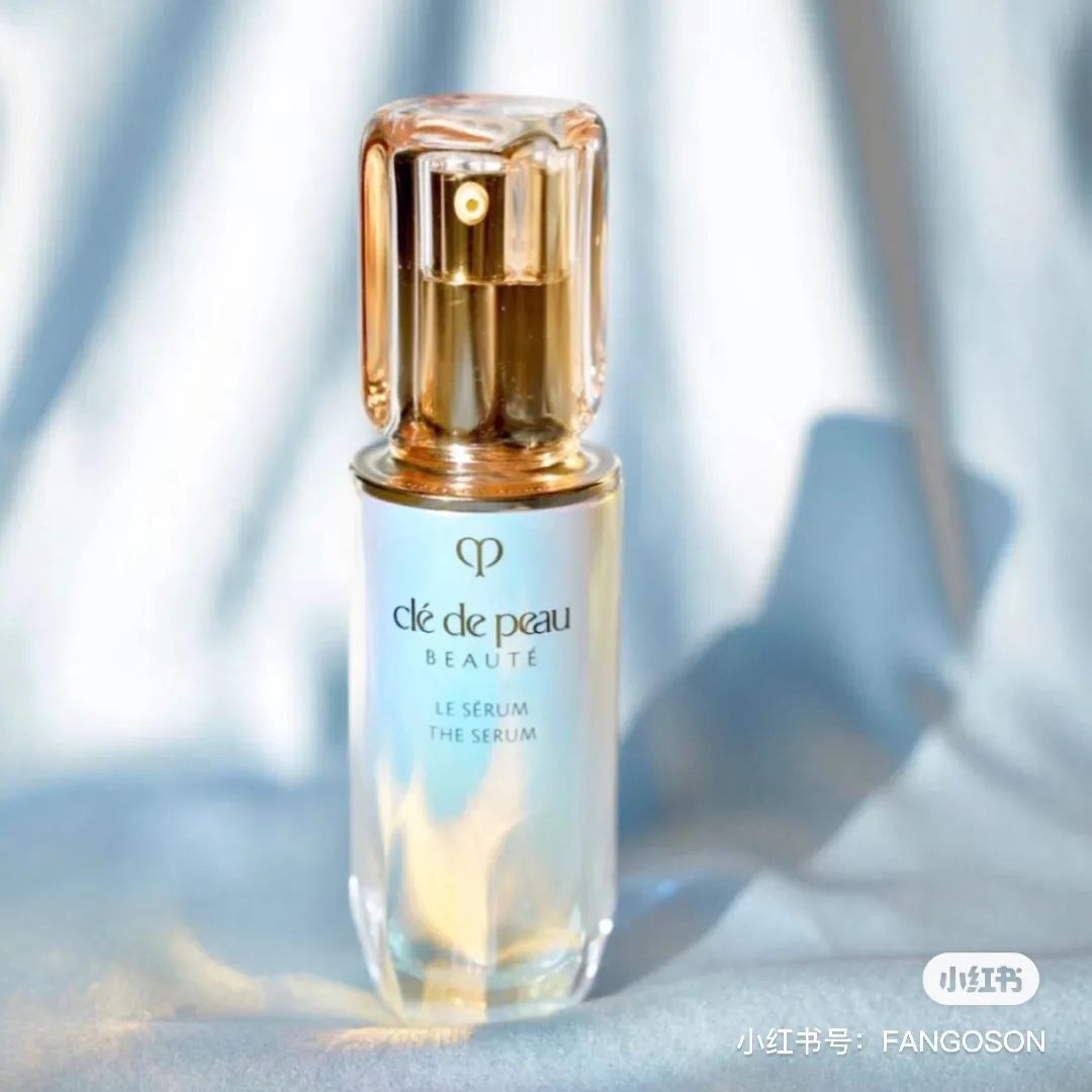 大家都在追《三十而已》,我却偷偷看了看她的化妆台