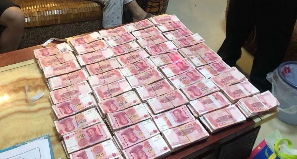 警方连续捣毁两个六合彩赌博窝点,32人被抓北湖公安捣毁一赌博窝点