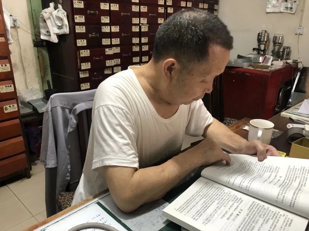 汉源县中医院退休医生郭静先老人赠书一中学子