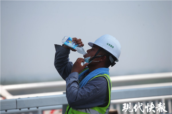 一周磨坏一双鞋！脚踏136℃沥青，他们“趁热”修路