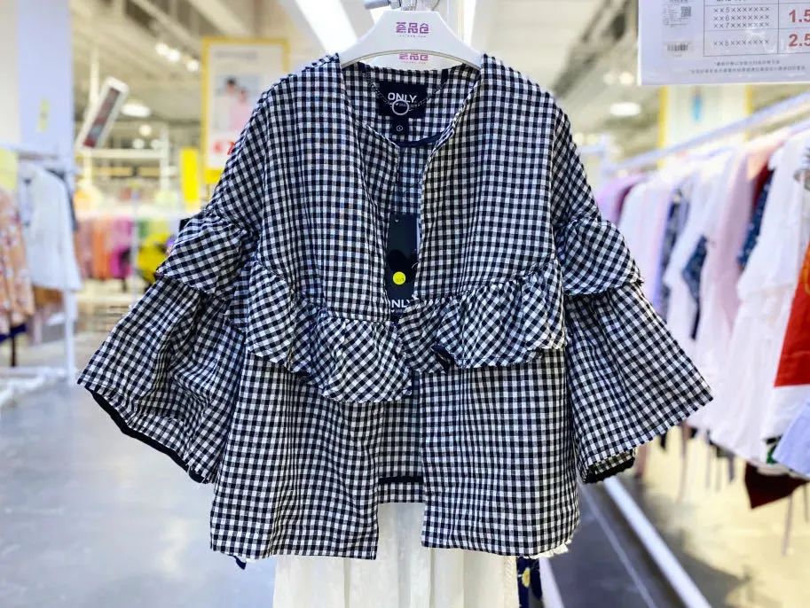 上海荟品仓阿迪达斯男款跑鞋,荟品仓城市奥莱青浦店nike