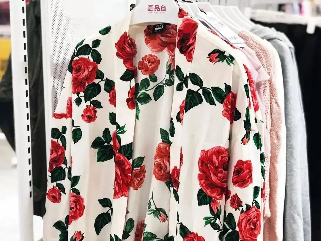 上海荟品仓阿迪达斯男款跑鞋,荟品仓城市奥莱青浦店nike