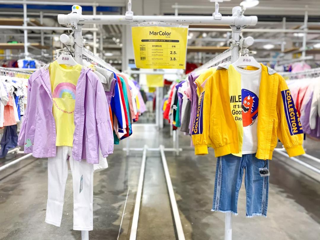 上海荟品仓阿迪达斯男款跑鞋,荟品仓城市奥莱青浦店nike