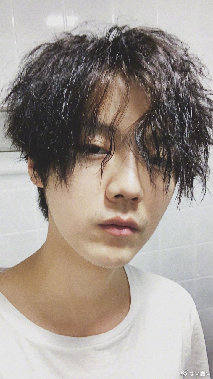 200824鹿晗深夜微博IG双更新晒表晒鞋晒手办的快乐生活日常