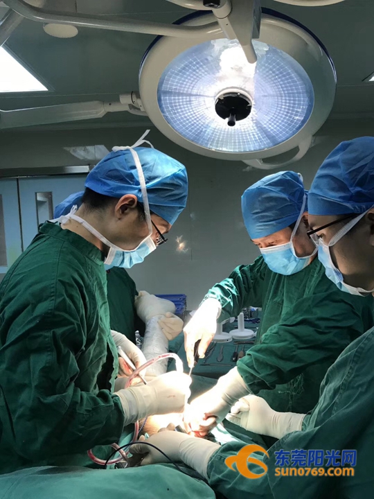 27年来身体“冰冻”5次手术“企鹅人”成功“解封”