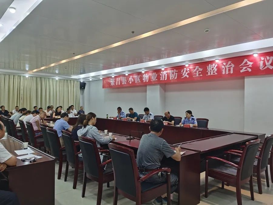 请记住:1辆消防车的宽度=2辆轿车的宽度!