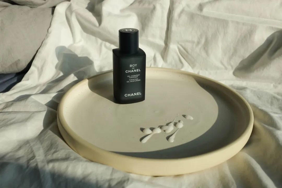 用chanel护肤的女人,女孩用chanel的香水