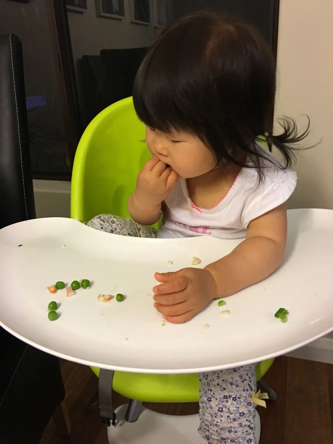 孩子吃东西后乱扔要怎么引导,婴儿乱扔食物怎么处理