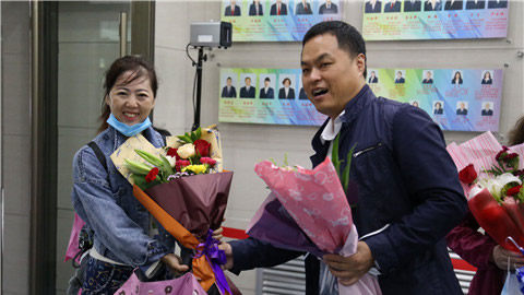 吉化一实验小学开展“鲜花送园丁致敬筑梦人”教师节庆祝活动