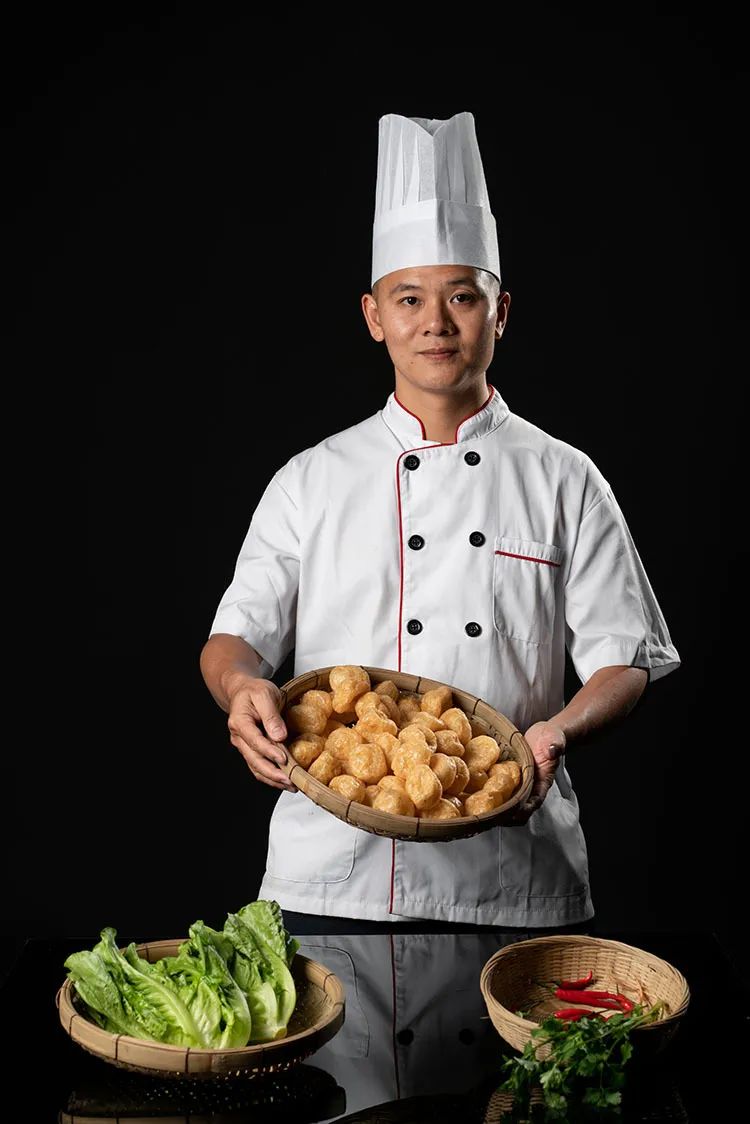 罗定这种鱼腐，入口甘香酥脆，松软而略带韧性