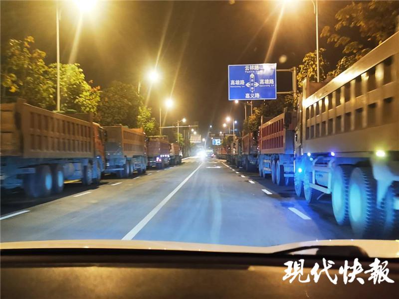 夜幕下“淘金”:南京江北掘地盗砂挺猖獗