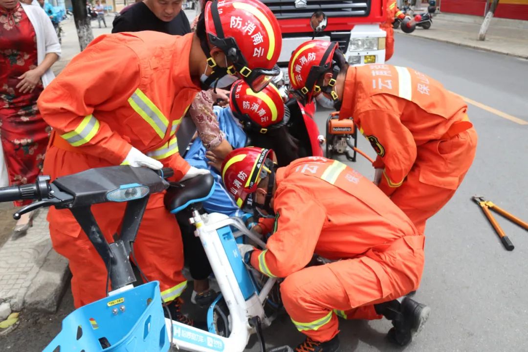 小男孩脚被卡进共享单车里,小孩共享单车脚卡住了