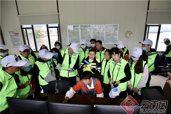 “探秘母亲湖”科普昆明50余名市民志愿者当起“滇池清道夫”