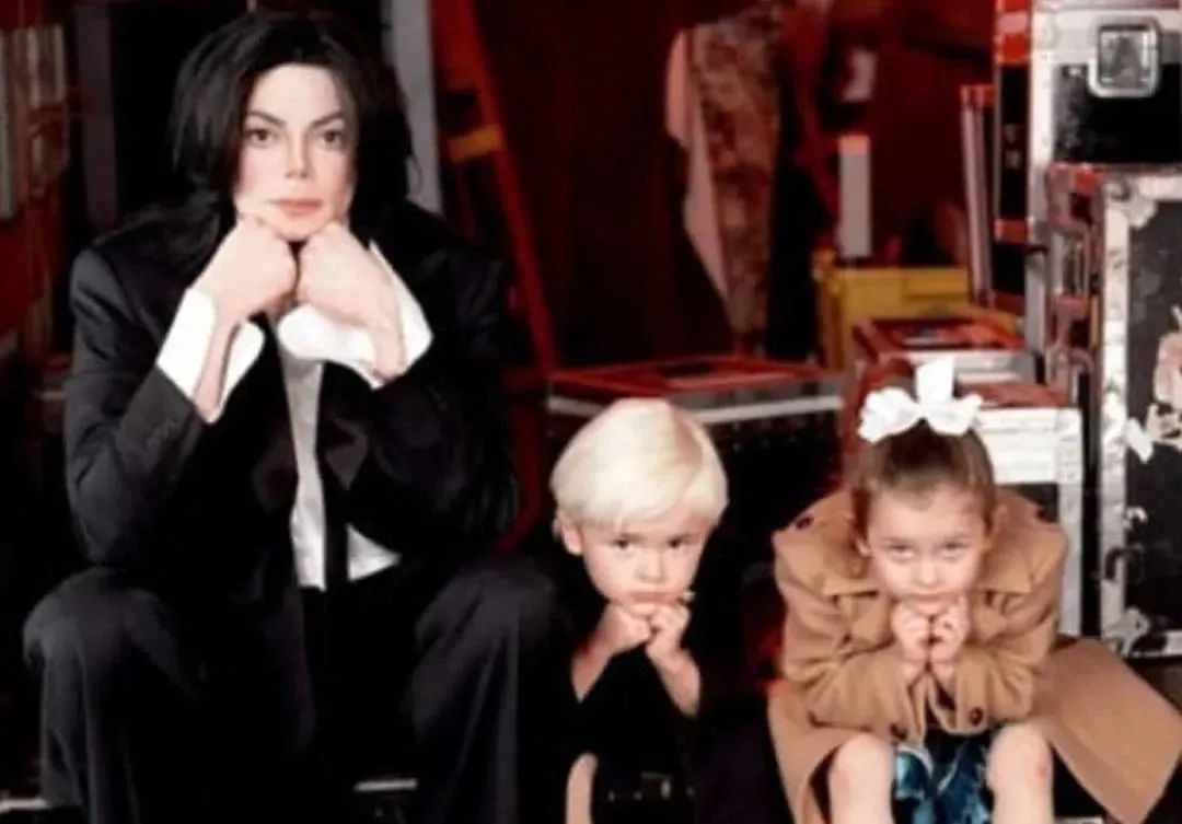 迈克尔杰克逊的女儿为什么是白人,迈克尔杰克逊女儿生活视频