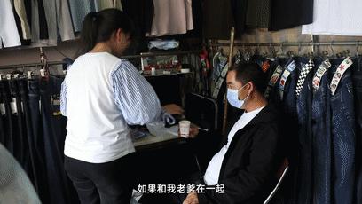 网约车司机送四个孩子,一个网约车司机带走三个女孩